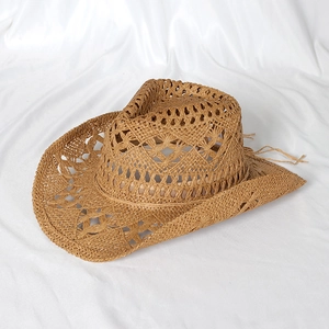 Dettaglio macro della trama traforata kaki su cappello da cowboy in paglia intrecciata