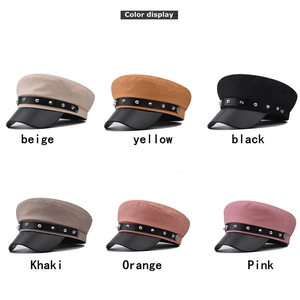 Set di berretti baker boy con visiera in pelle borchiata in sei colori assortiti