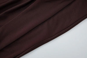 Vue macro détaillée d'un tricot à fines côtes marron foncé à la texture drapée