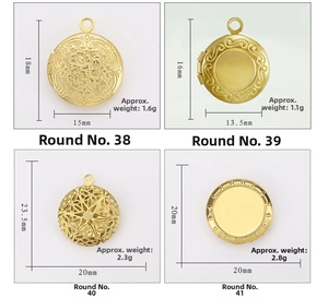 Détail de quatre pendentifs médaillons ronds dorés vintage avec motifs floraux gravés