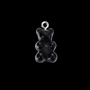 Dettaglio di un ciondolo a forma di orsetto in resina nera con anello in argento