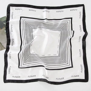 Carré de soie chic de 70cm blanc avec bordure à rayures noires et imprimé FLOWER