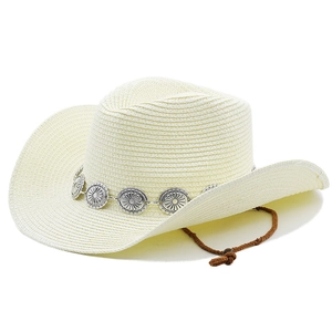 Dettaglio cappello cowboy in paglia crema con concho a sole d'argento e cinturino