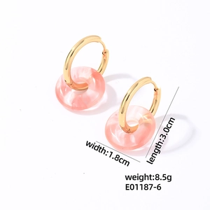 Détail des boucles d'oreilles en résine de marbre rose avec dimensions et spécifications