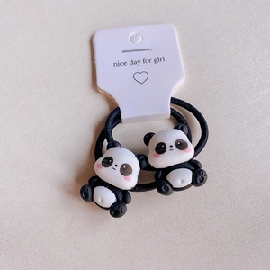 Nahaufnahme süßer 3D-Panda-Haargummis mit Gummibändern und dekorativer Displaykarte