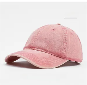 Dettaglio del berretto da baseball in denim rosa lavato con trama in stile vintage