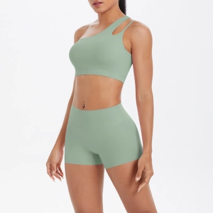 Detail der salbeigrünen One-Shoulder-Yoga-Oberteil und High-Waist-Shorts mit Cut-Out-Design