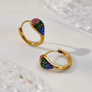 Luxe 18k vergulde huggie-oorbellen met kleurrijke zirkonia in een druppelvormig ontwerp