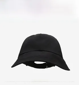 Détails du large bord et du tissu texturé du chapeau de soleil noir pour femme