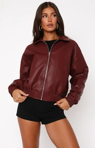 Détail du blouson en cuir PU bordeaux avec fermetures éclair argentées et ourlet élastique
