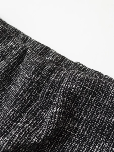 Dettaglio del set in maglia grigio melange con elastico in vita e trama del tessuto fitto