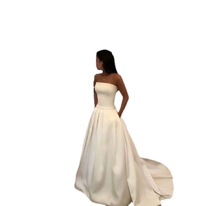 Elegante abito da sposa a fascia in raso bianco con vita stretta e strascico a trapezio