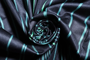 Gros plan du tissu tricoté à rayures noir et vert avec texture mesh respirante