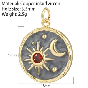 Dettaglio di ciondolo celeste 18mm con intarsio in zircone e motivo sole e luna