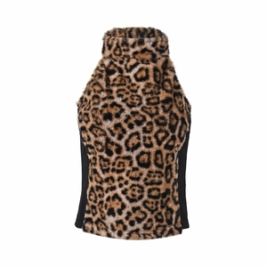 Dettaglio ravvicinato della pelliccia sintetica leopardata e collo alto del gilet