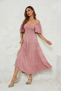Vue détaillée d'une robe longue rose à épaules dénudées avec jupe à volants et bustier