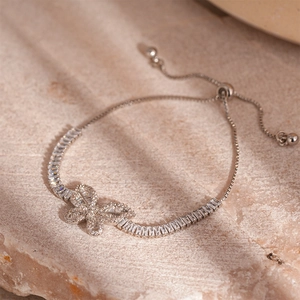 Vista macro di bracciale in argento con farfalla di zirconi e chiusura a scorrimento