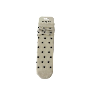 Calze a metà polpaccio in cotone beige a pois neri con fiocco su sfondo bianco