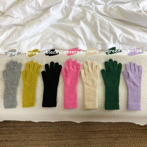 Primer plano de guantes de lana suave en siete colores vibrantes para el calor invernal