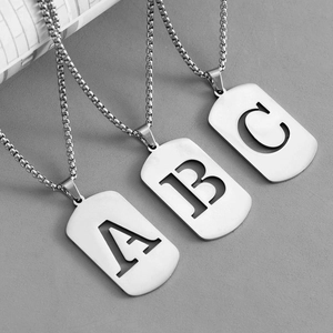 Colliers avec pendentifs rectangulaires lettres A B C évidées en acier inoxydable argent