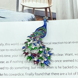 Broche de pavo real esmaltado con plumas azules y verdes y detalles de cristal de plata