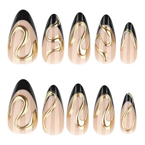 Faux ongles amande avec pointes françaises noires et lignes 3D dorées artistiques