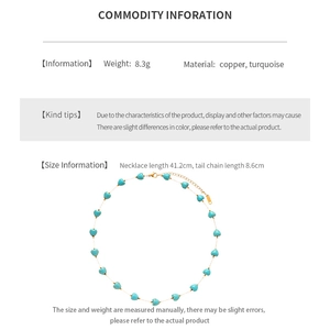 Détail du collier de perles de turquoise en cœur avec chaîne dorée en cuivre