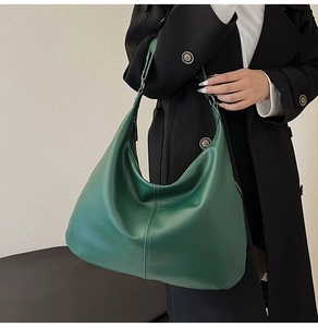 Detailansicht der großen dunkelgrünen Hobo-Tasche mit Lederstruktur und verstellbarem Gurt