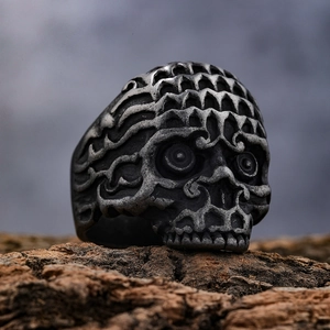 Gotischer Punk 3D-Totenkopfring aus Edelstahl im Vintage-Stil auf Rindenhintergrund