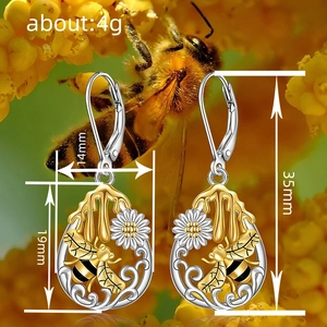 Pendientes de margarita y abeja en acabado bicolor con cierre de palanca seguro