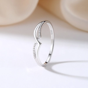 Minimalist S925 sterling silver V-shaped ring with twisted rope design and polished finish