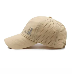 Détail des trous de ventilation laser et logo sur la casquette de sport beige séchage rapide