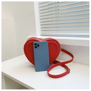 Borsa a tracolla rossa a forma di cuore con smartphone per confronto delle dimensioni