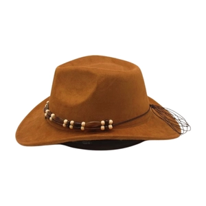 Détail de la texture suédine et de la bande décorative perlée sur ce chapeau de cowboy