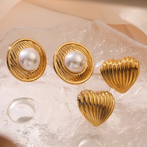 Vintage 18K gold plated heart and pearl stud earrings with textured metal finish