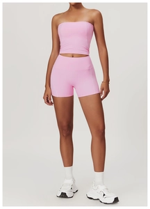Détail du short de yoga rose à taille haute avec coutures latérales blanches sport