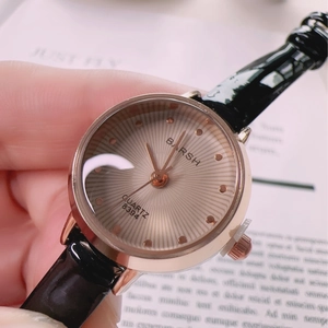 Womens Quartz Watch Rose Gold Alloy Case Simple Retro Elegant Analog Wristwatch With PU Leather Strap For Ladies