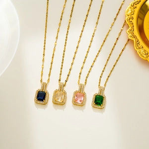 Détail de pendentifs en zircone rectangulaires de quatre couleurs sur colliers dorés