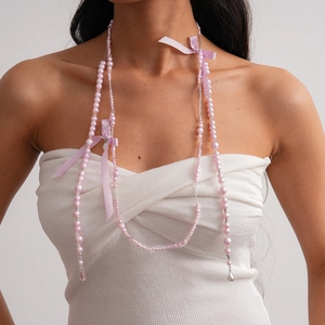Ras du cou en perles roses avec nœud lavande et pendentif en métal, style balletcore