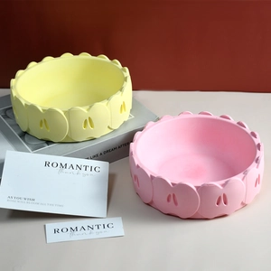 Dettaglio di vassoi per gioielli in resina rosa e gialla a forma di mela