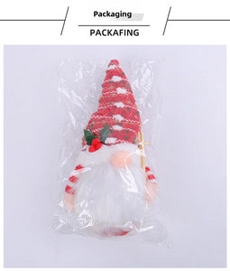 Dettaglio dello gnomo di Natale con cappello rosso a fiocchi in busta protettiva trasparente