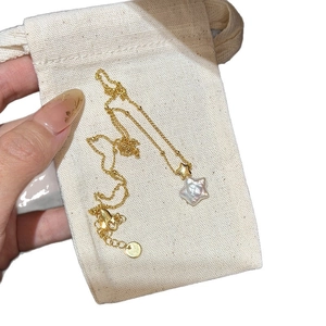Collier en perles d'étoiles plaqué or avec chaîne fine et pendentif double étoile