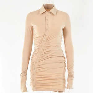 Vue détaillée robe beige à manches longues avec patte de boutonnage et plis élégants