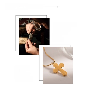 Détail du collier croix vintage plaqué or 18 carats avec finition texture martelée