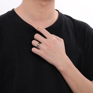 Dettaglio macro di anello da uomo in acciaio inossidabile con inserto a striscia nera