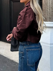 Detail der weinroten Satinjacke mit Schulterklappen und Glanz für den Freizeit-Urlaubslook