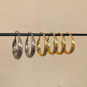 Créoles triple anneaux plaqué or 18 carats avec finitions polies et sablées élégantes