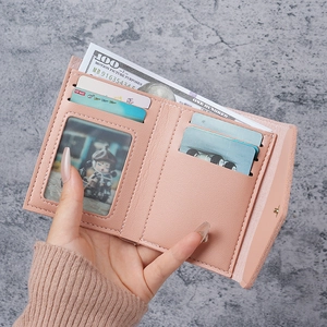 Kleines dreifach gefaltetes Portemonnaie in Rosa mit Kartenfächern und Fotofenster
