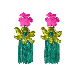 Boucles d'oreilles fleurs bohèmes avec clous roses et longues franges vertes