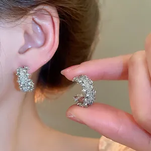 Boucles d'oreilles créoles argentées en C avec finition texturée effet glace pilée